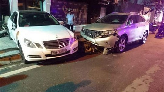 Nhân viên trông xe lái Mercedes gây tai nạn liên hoàn khi lùi khỏi bãi đỗ