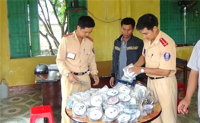 Phát hiện 1700 đĩa lậu mang nội dung đồi trụy trên xe khách