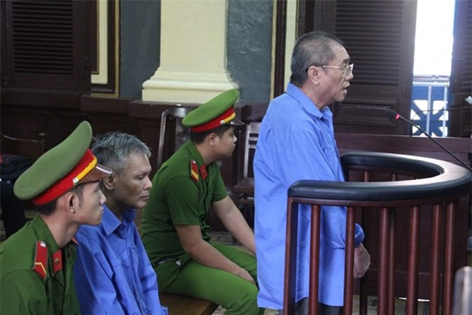 Sếp ngân hàng làm thất thoát 450 tỷ đồng phờ phạc hầu tòa