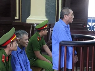 Sếp ngân hàng làm thất thoát 450 tỷ đồng phờ phạc hầu tòa