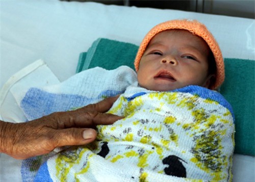 Bé gái sơ sinh thoát chết thần kỳ sau khi bị ném xuống giếng sâu 