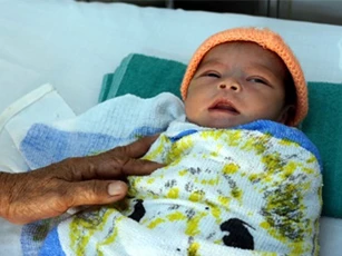 Bé gái sơ sinh thoát chết thần kỳ sau khi bị ném xuống giếng sâu