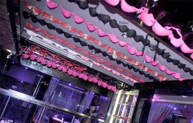 Bỏng mắt với quán bar nội y ở Trung Quốc
