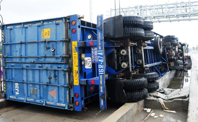 Container chở 13 tấn bánh lật nghiêng tại trạm thu phí