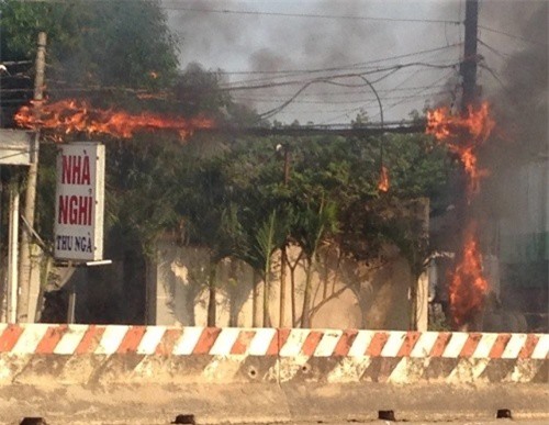 Hoảng loạn vì đường điện trước tiệm phở bỗng dưng phát hỏa