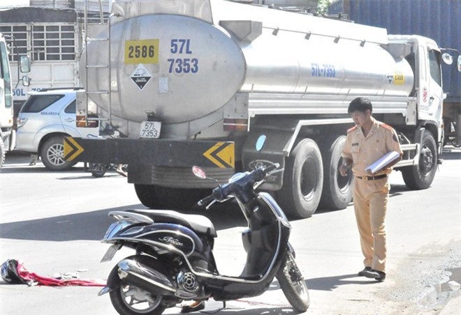 Va chạm với xe bồn, cô gái trẻ tử vong