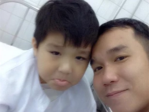 Bé 6 tuổi bị xe tải cán đứt lìa tay khiến dân mạng bật khóc