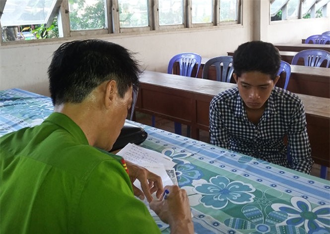 Cự cãi vì bị soi đèn pha vào mặt, thanh niên bị đâm đến chết