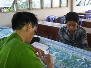 Cự cãi vì bị soi đèn pha vào mặt, thanh niên bị đâm đến chết