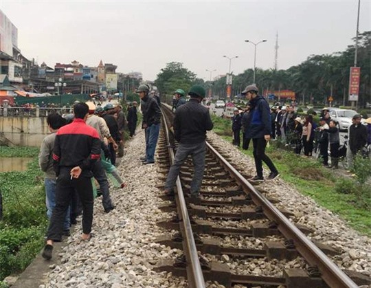 Hà Nam: Cố băng qua đường sắt, người đàn ông bị tàu hỏa đâm chết