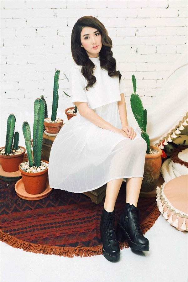 Hotgril Linh Napie trẻ trung với phong cách đen trắng