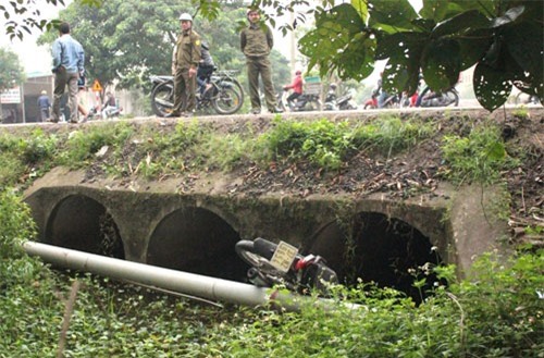 Bất ngờ phát hiện thi thể cô gái cùng xe máy dưới mương nước
