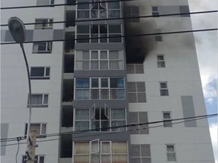 Cao ốc phát hỏa, hàng trăm người dân hoảng hốt tháo chạy