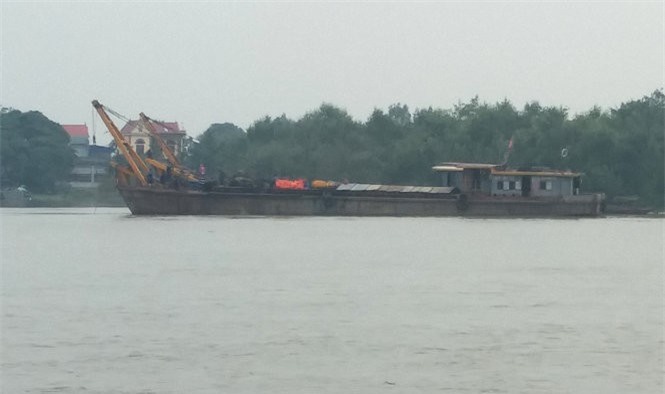 Hải Phòng: Tàu chở dầu đâm chìm sà lan trên sông Cấm