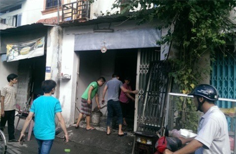 Hàng xóm phá cửa cứu người đàn ông trong căn nhà cháy
