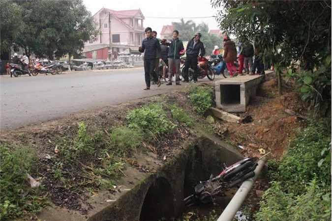 Hoảng hồn với thi thể cô gái nổi lập lờ dưới mương