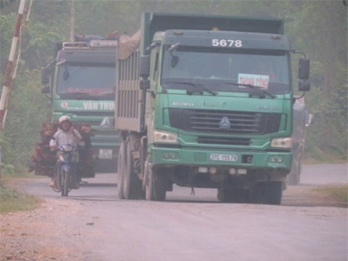Nghệ An: Hàng loạt xe “hổ vồ” tiếp tục cơi nới thùng, chở quá tải