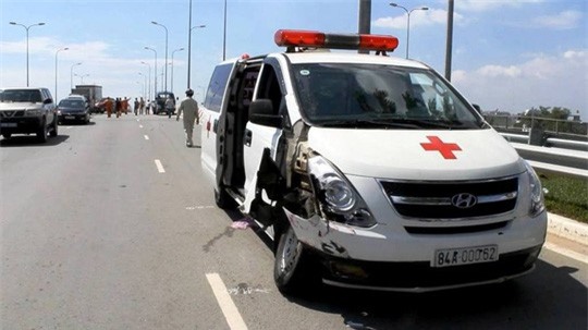 Bàng hoàng xe cứu thương gây tai nạn liên hoàn