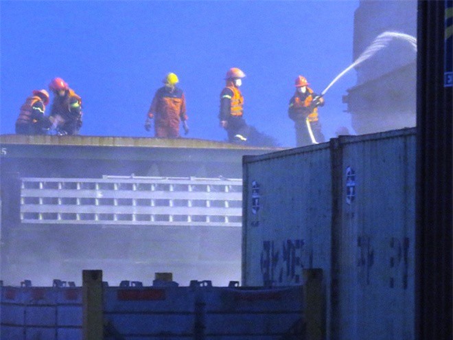 Hơn 50 cảnh sát nhập viện sau vụ cháy container hóa chất