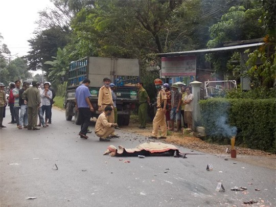 Thanh niên bị xe tải cán chết sau cú va chạm với xe máy