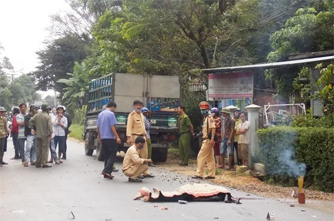 Va chạm với xe máy, xe tải cán qua người thanh niên tử vong tại chỗ