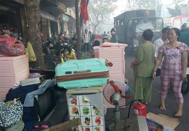 Cháy 13 căn nhà ở trung tâm Sài Gòn, hàng trăm người tháo chạy