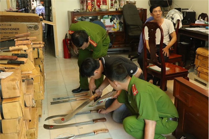 Phát hiện hơn 2.000 cây mã tấu tại một công ty ở Cần Thơ