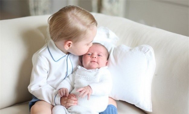 Thế giới phát cuồng với nụ cười tỏa nắng của tiểu công nương Charlotte  