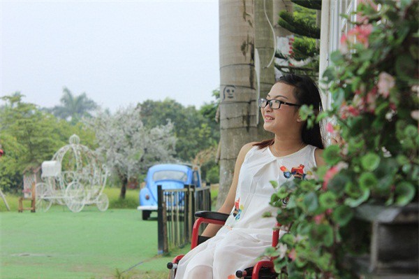 Vẻ đẹp vầng trăng khuyết 2015: Phương Linh khát vọng thành luật sư