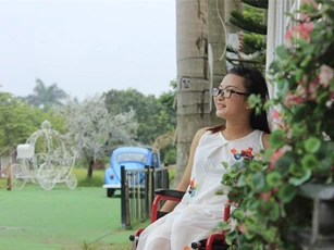 Vẻ đẹp vầng trăng khuyết 2015: Phương Linh khát vọng thành luật sư