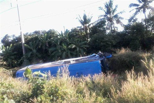 Xe du lịch lật nhào vì tài xế ngủ gật, 51 người thương vong