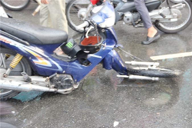 Xe máy gây tai nạn liên hoàn ở Sài Gòn, 2 người nguy kịch