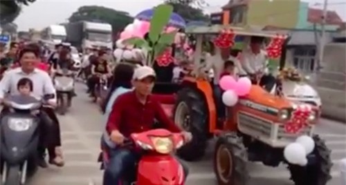 Đám cưới rước dâu bằng máy cày gây "sốc"