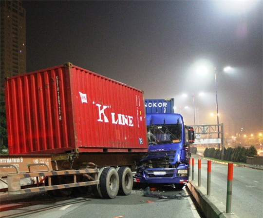 Đầu xe nát bét sau cú tông vào thùng container