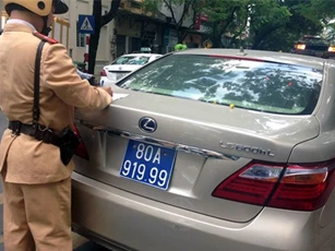 Tạm giữ Lexus tiền tỷ gắn biển xanh giả