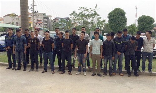 30 thanh niên cầm hung khí vượt tường, truy sát nhà dân