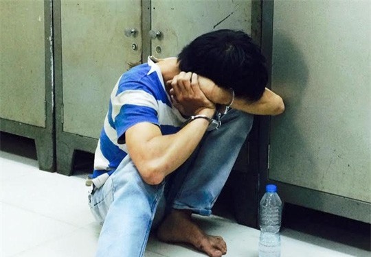 Giải cứu nữ tiếp viên bị kẻ ngáo đá không chế làm con tin