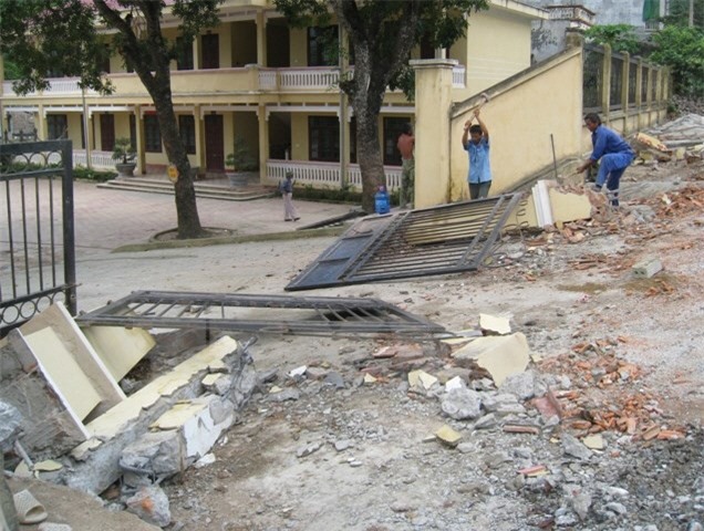 Học sinh lớp 1 bị đè chết khi trụ cổng trường đổ sập