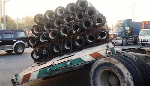 2 xe đầu kéo 'làm xiếc' trên đường, người dân nháo nhào tháo chạy