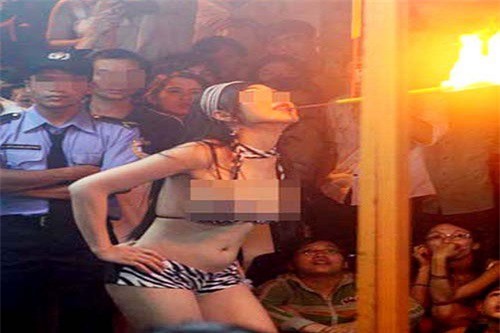 Bắt quả tang nữ tiếp viên mặc “mát mẻ”, múa mua vui cho khách