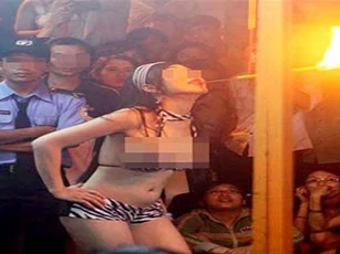 Bắt quả tang nữ tiếp viên mặc “mát mẻ”, múa mua vui cho khách