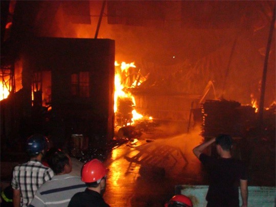 Cháy lớn, thiêu rụi toàn bộ xưởng gỗ 1.000m2