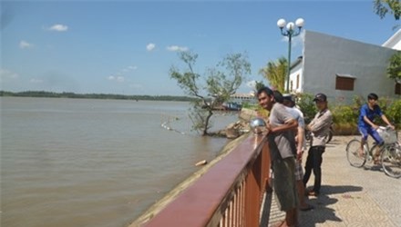 Cô gái mặc váy cưới bất ngờ nhảy xuống sông tự vẫn