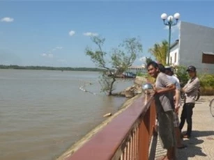 Cô gái mặc váy cưới bất ngờ nhảy xuống sông tự vẫn