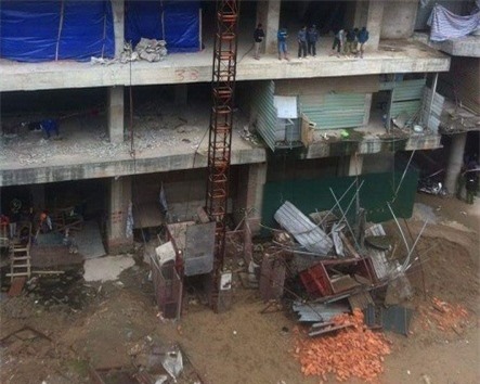 Hà Nội: Cần cẩu thang máy đổ sập, 2 công nhân tử vong