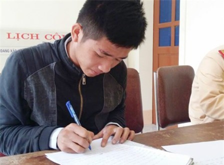 Thanh niên "làm xiếc" trên xe máy bị phạt 7,2 triệu đồng