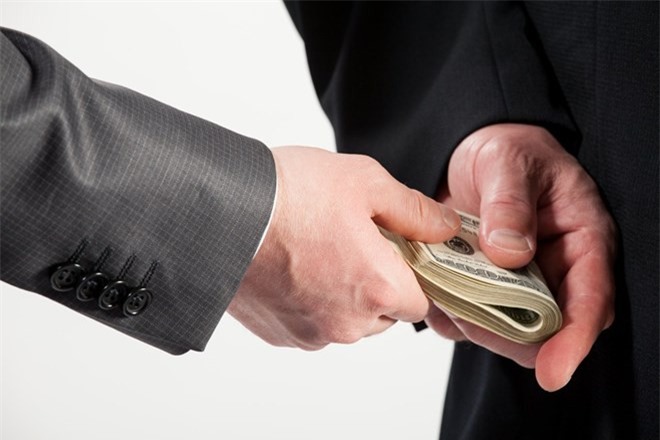 Khởi tố, bắt giam một chấp hành viên thi hành án nhận hối lộ