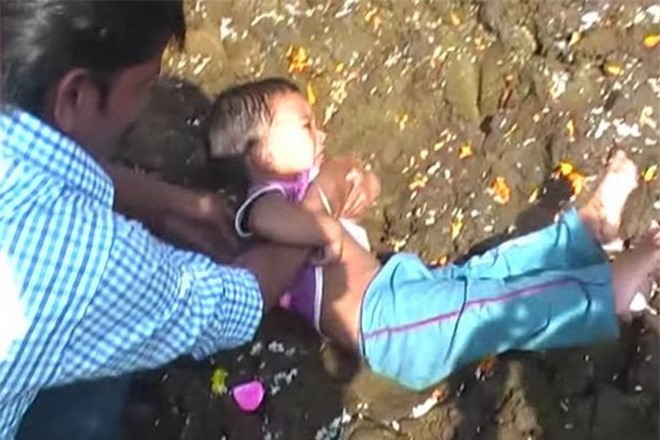 Kỳ lạ nghi lễ lăn trẻ qua... phân bò ở Ấn Độ