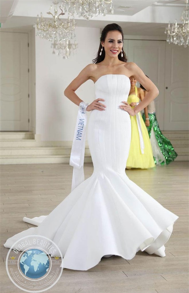  Lệ Quyên đạt giải phụ Hoa hậu Truyền thông, Hà Hồ gây sốt khi ôm trai lạ