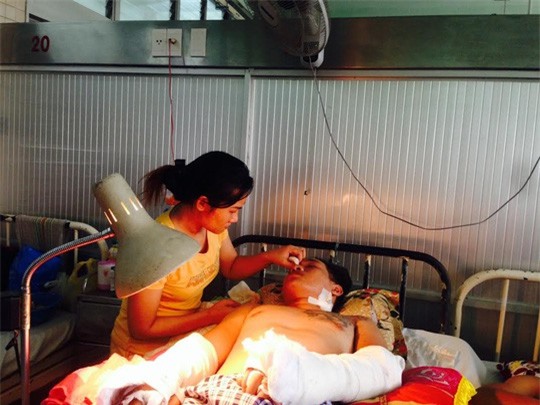 Nhân viên quán game chặt đứt lìa bàn tay khách bằng kiếm Nhật